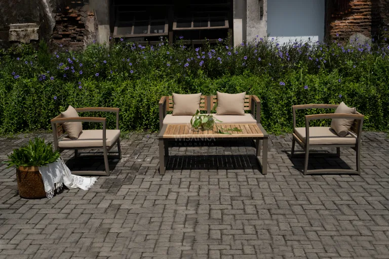 Wholesale Outdoor Flags: Complete Guide to Durable, Customizable, and Seasonal Flag Solutions